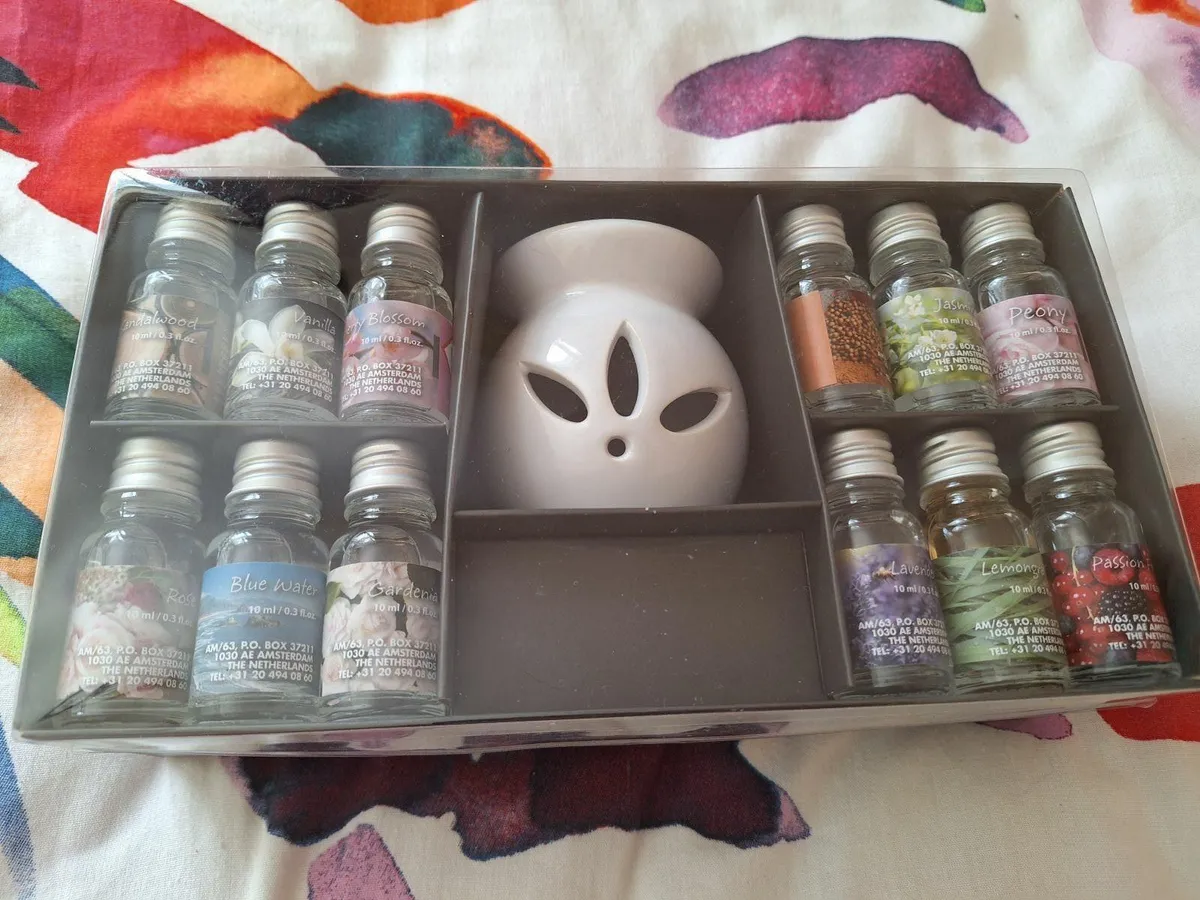 Essential oils and incense sticks - Image 1