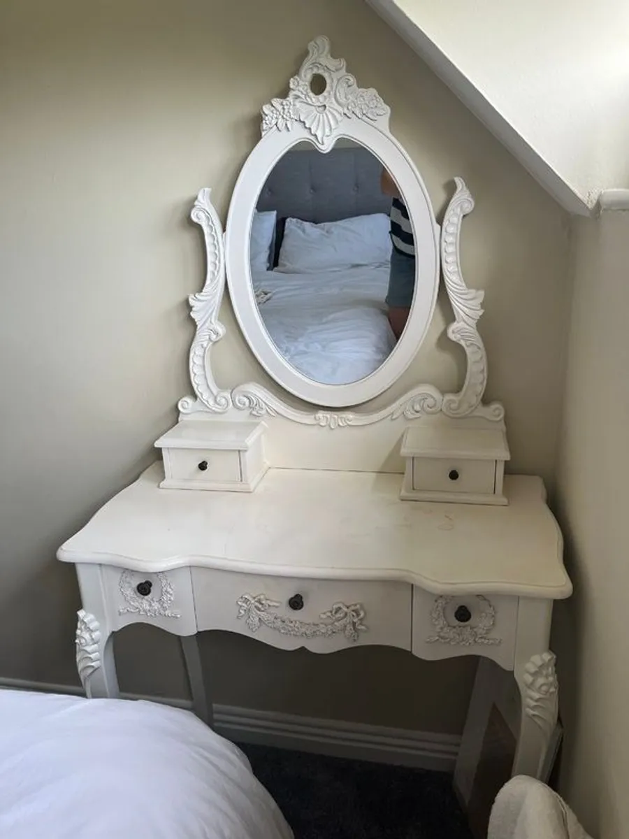 Vanity table