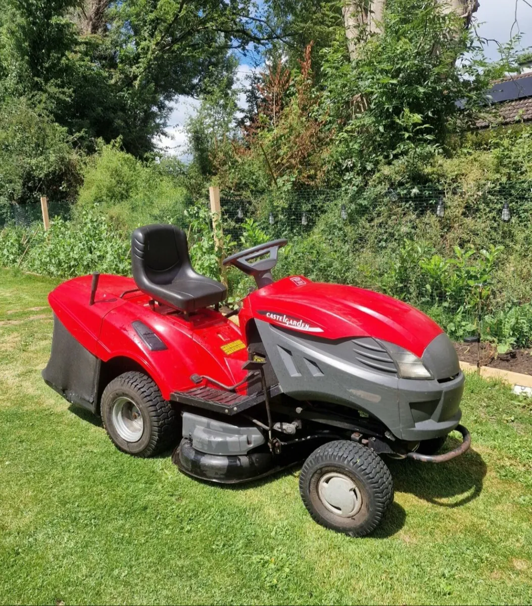 Ride on lawnmower - Image 1