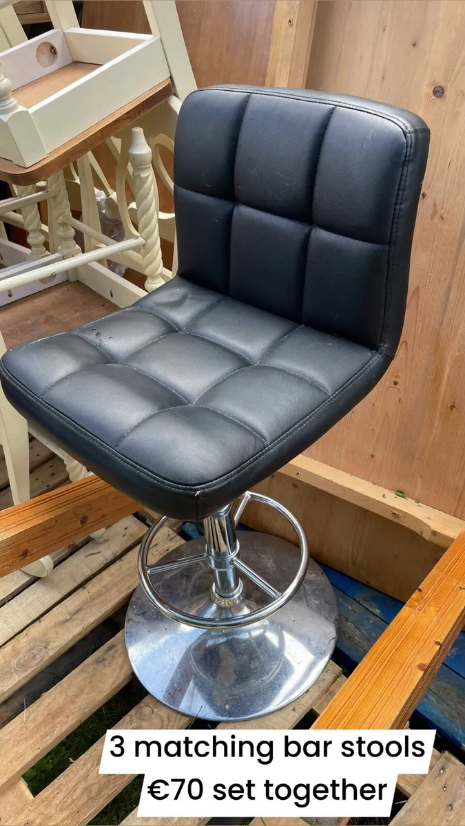 3 kitchen bar stools