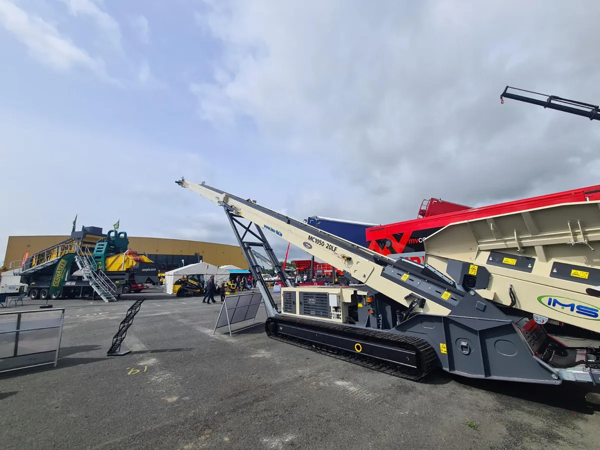 TRACKED CONVEYOR WITH FEEDER FOR SALE / HIRE - Image 4