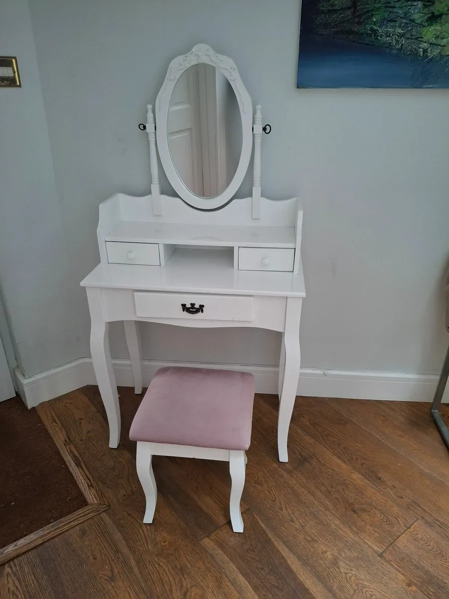 Dressing table with mirror & stool - 60€