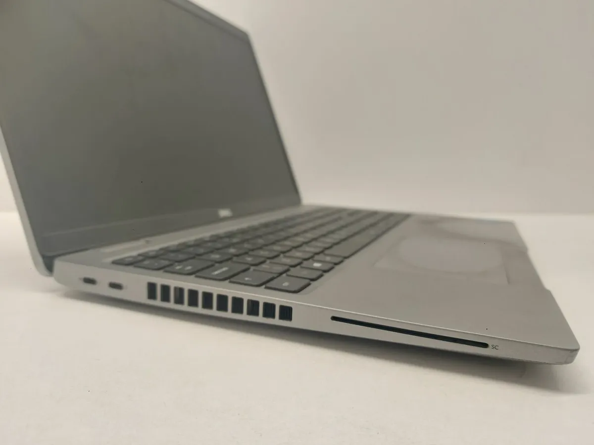 Online auction Of A Dell Latitude 5520 - Image 2