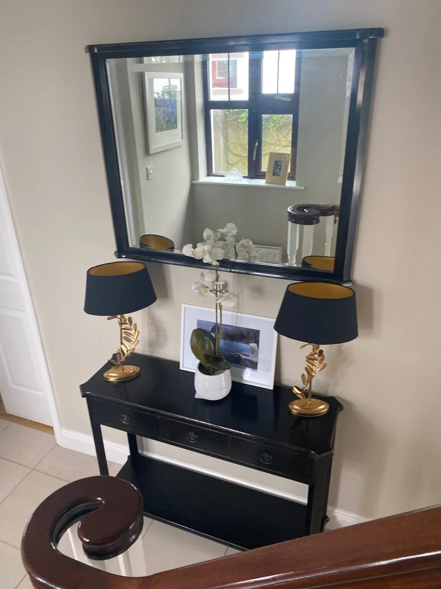 Laura Ashley table,  hall mirror and two lamps - Image 1