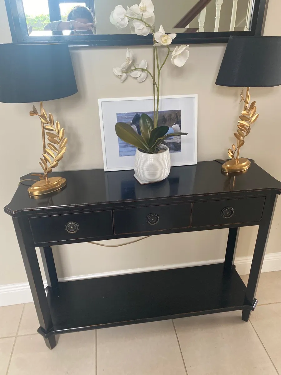 Laura Ashley table,  hall mirror and two lamps - Image 2