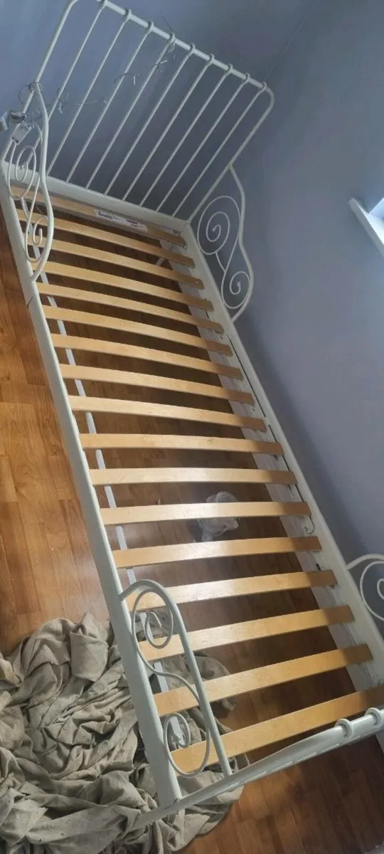 Single bed - Image 2