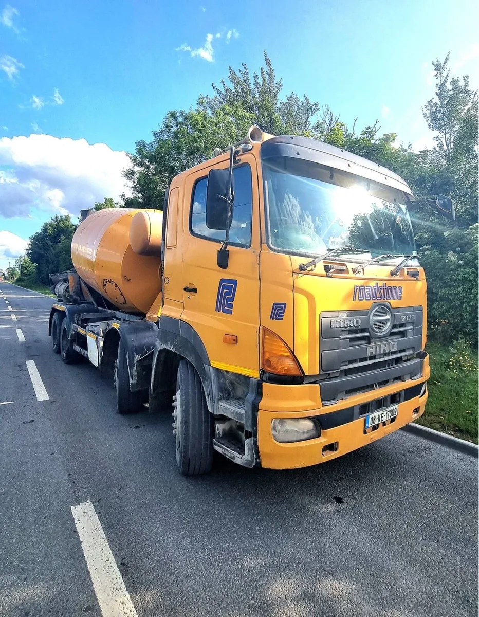Hino 700 8x4 concrete mixer truck - Image 1