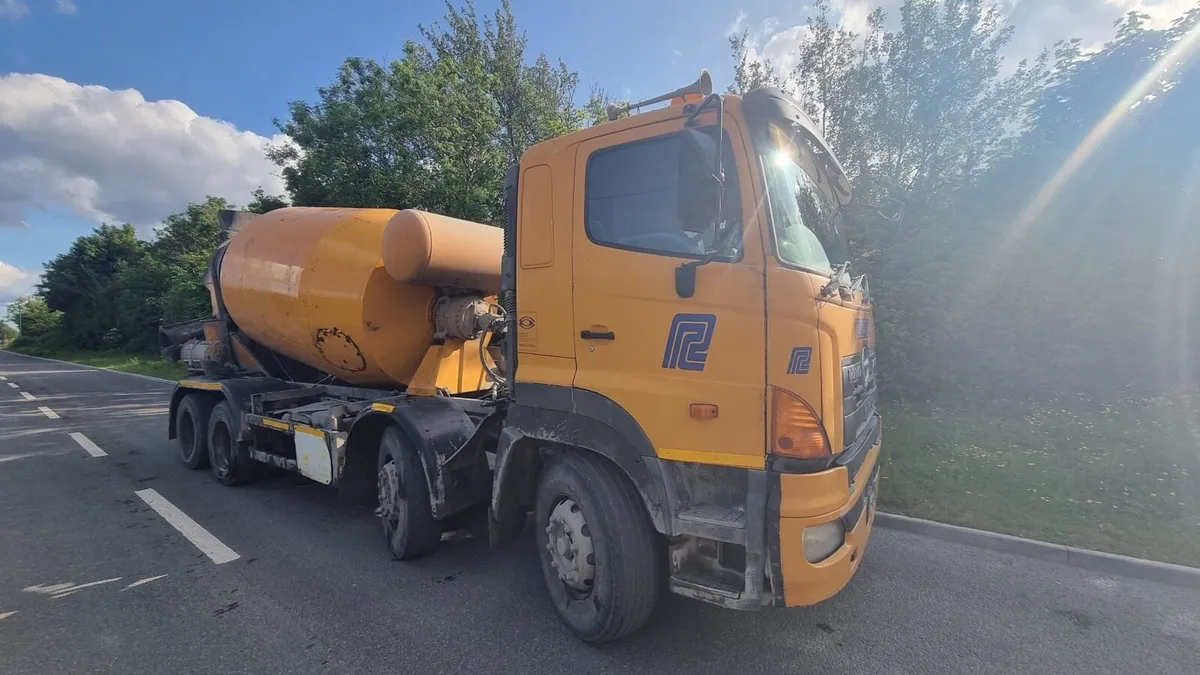Hino 700 8x4 concrete mixer truck - Image 2