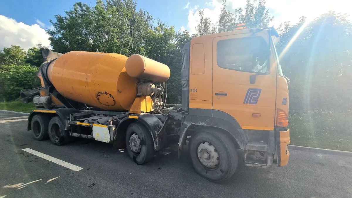Hino 700 8x4 concrete mixer truck - Image 3