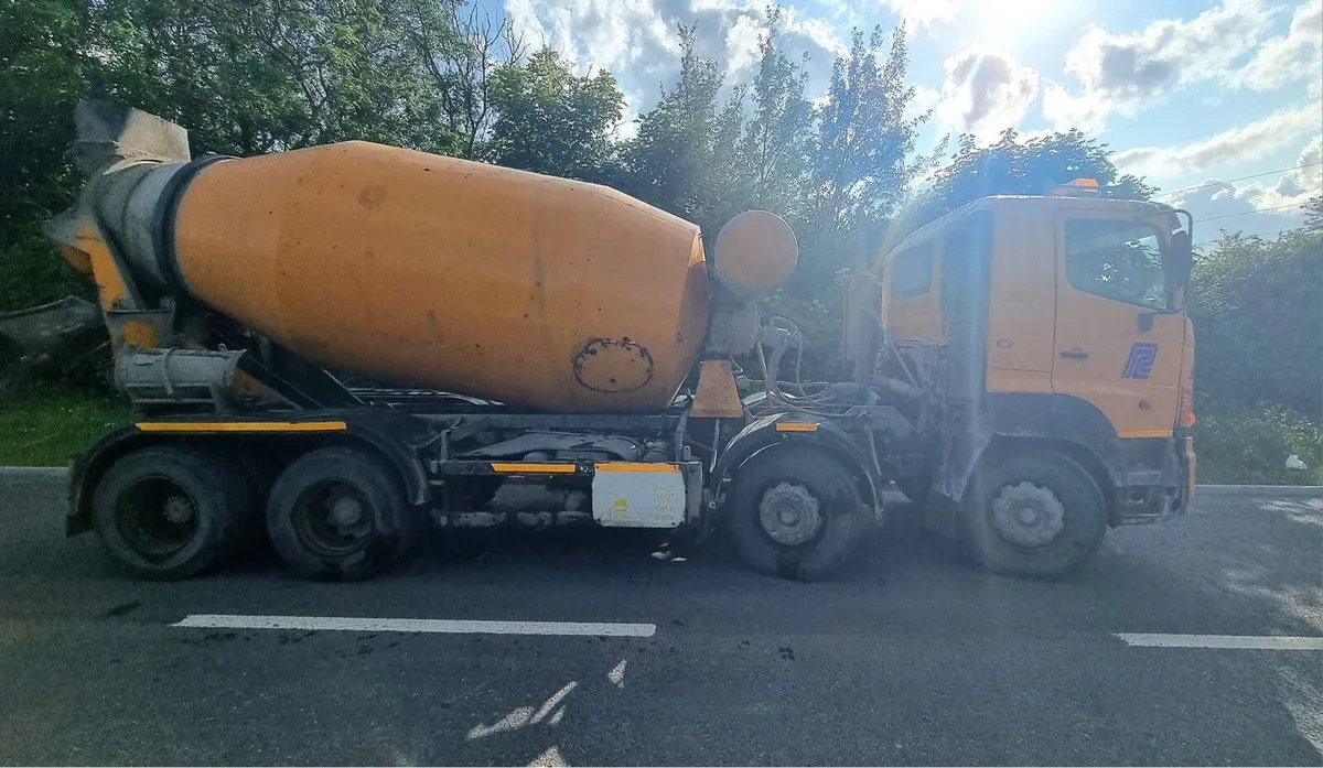 Hino 700 8x4 concrete mixer truck - Image 4