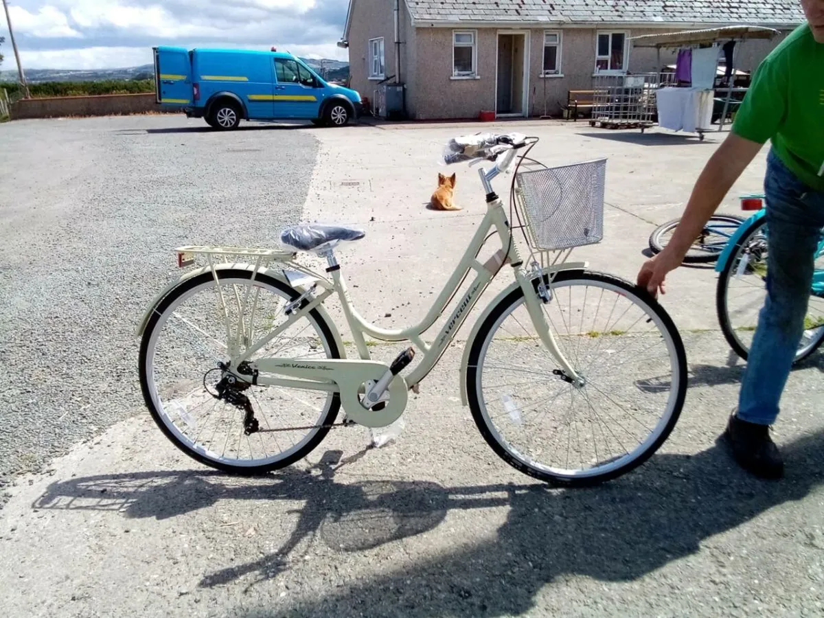 Ladies hybrid touring bikes - Image 3