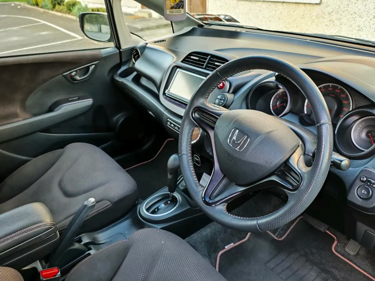 Honda Fit 2014 - Image 2