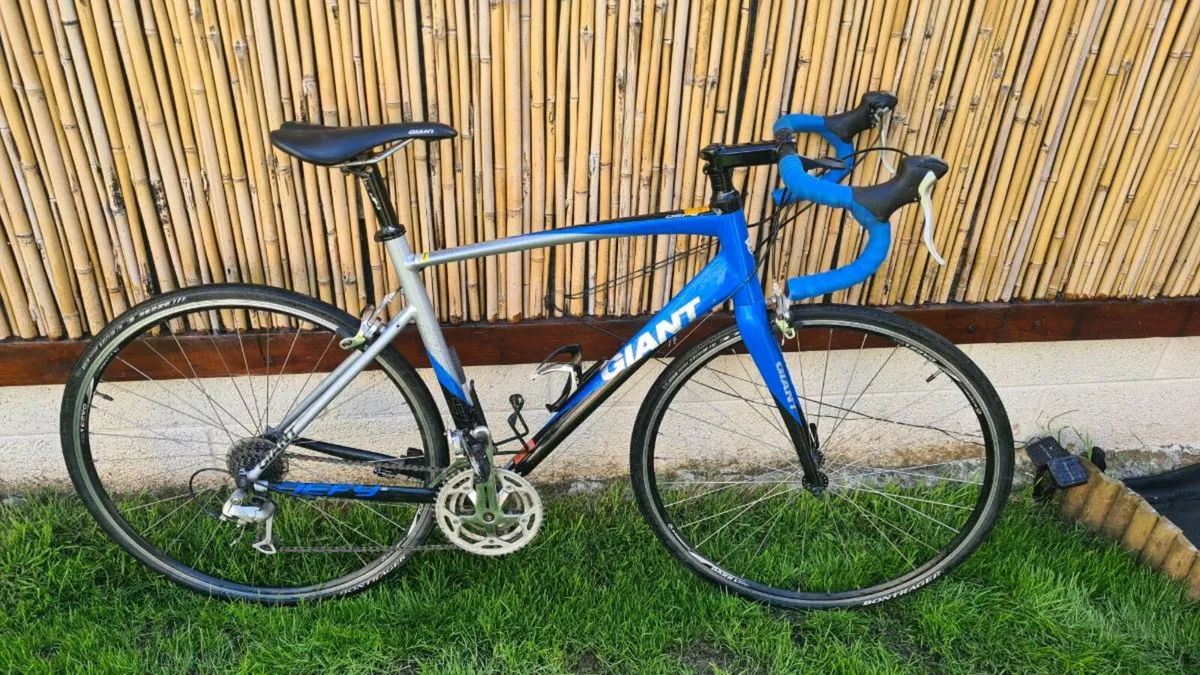 Giant Defy 3 Road Bike - Image 1