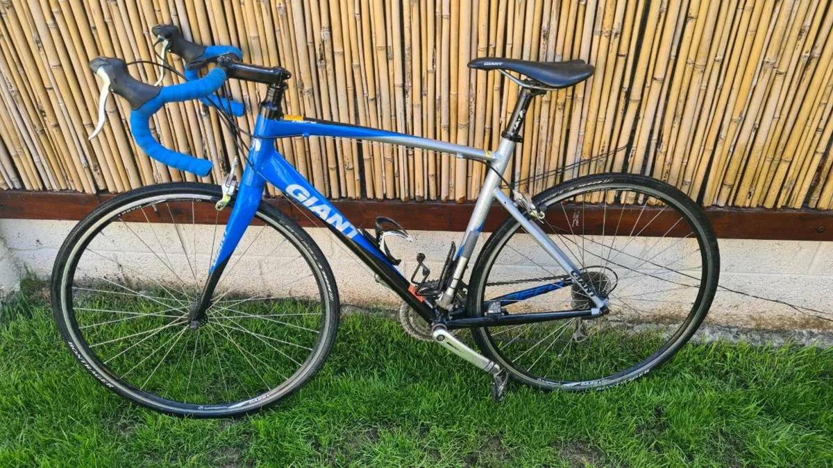 Giant Defy 3 Road Bike - Image 2