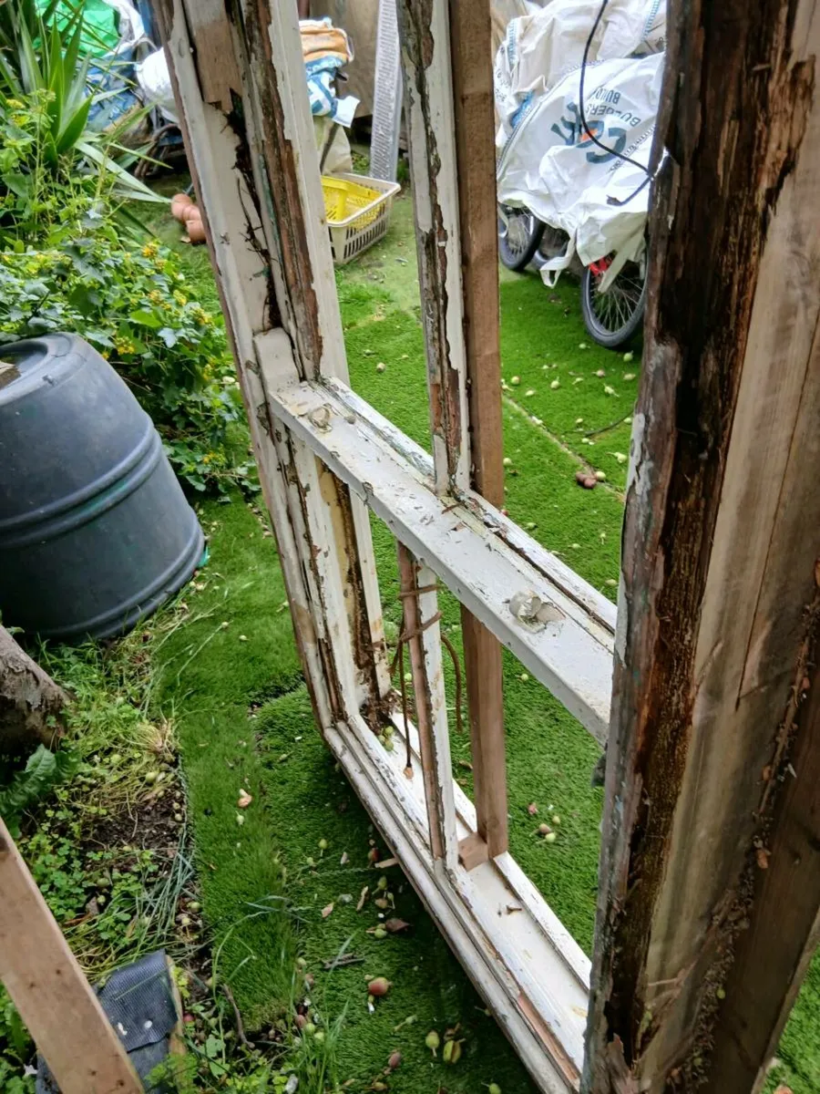 Wooden sash window - Image 3
