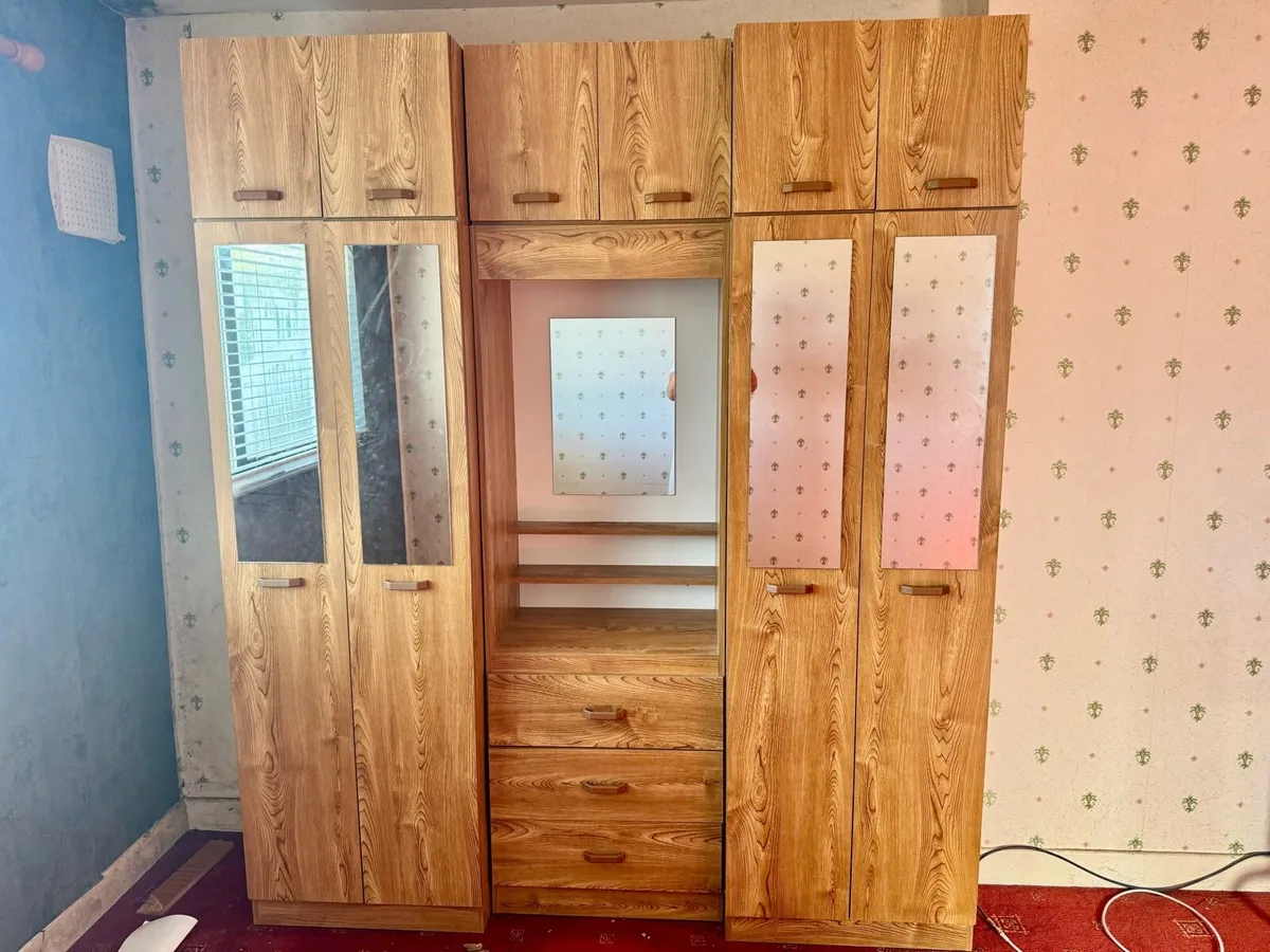 Wardrobe/ vanity unit - Image 1