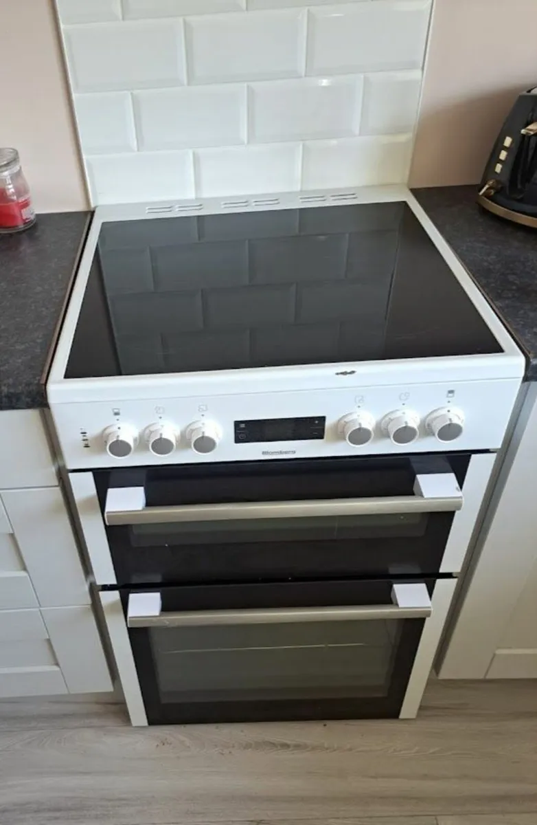 Blomberg Electric Hob Cooker with 2 ovens.