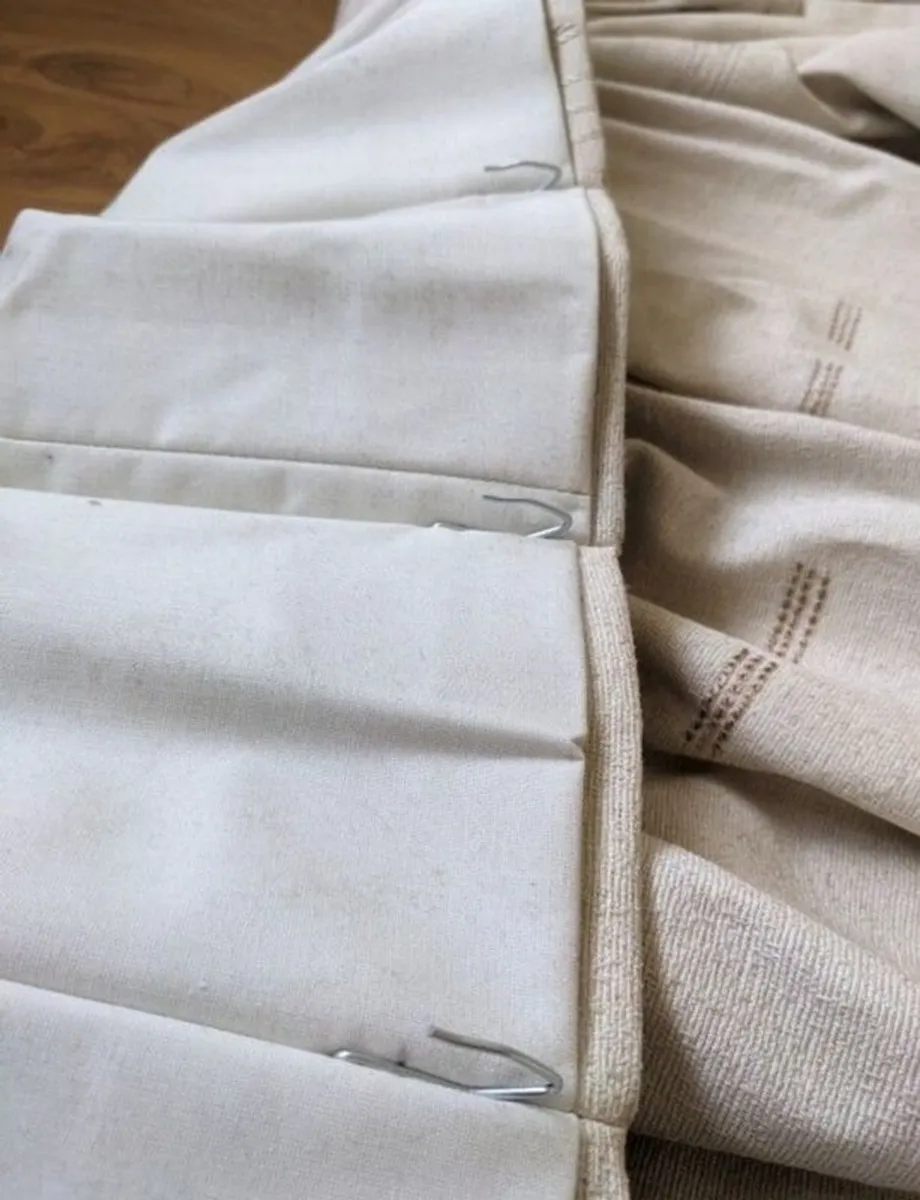 Heavy sittingroom curtains - Image 1