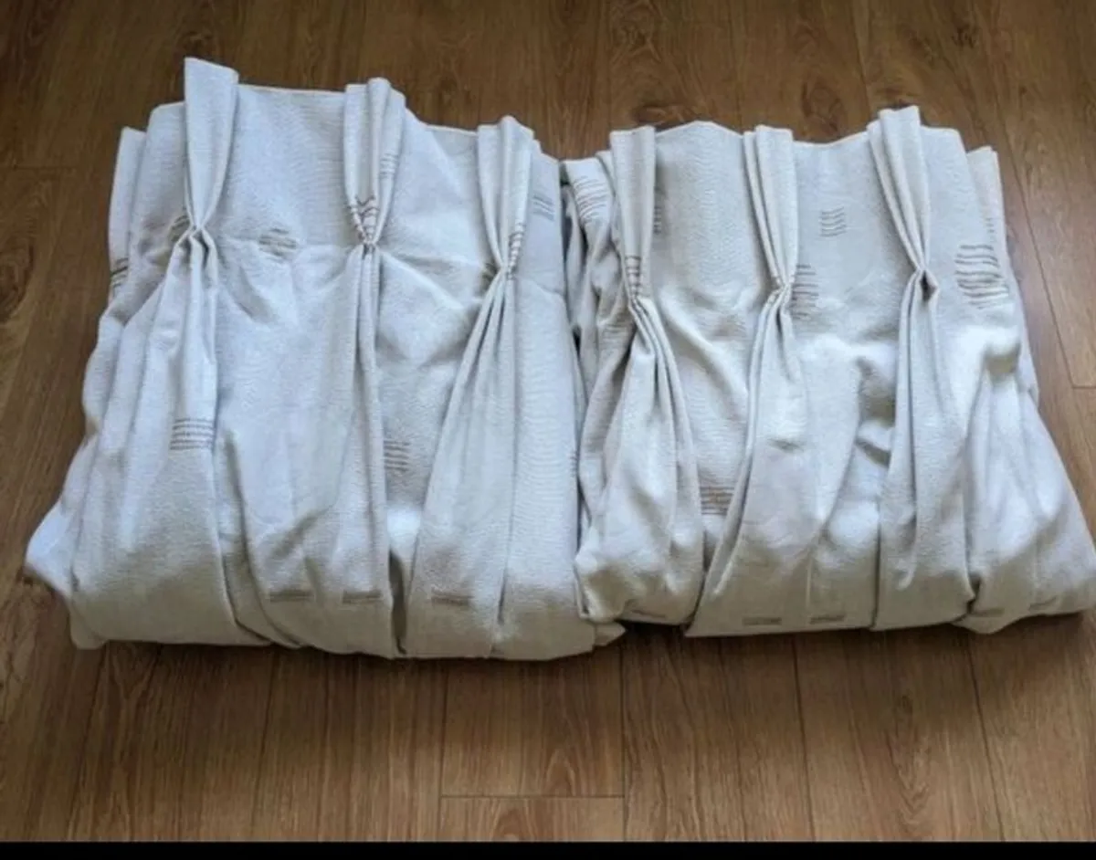 Heavy sittingroom curtains - Image 3