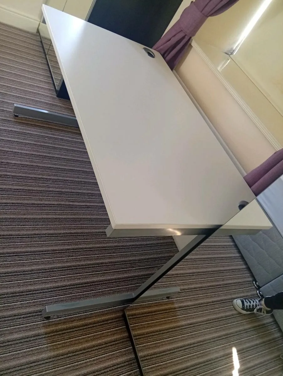 Office desk - Image 1