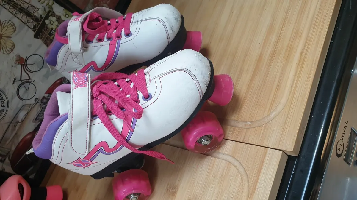 Size 2 light up wheels skates - Image 1