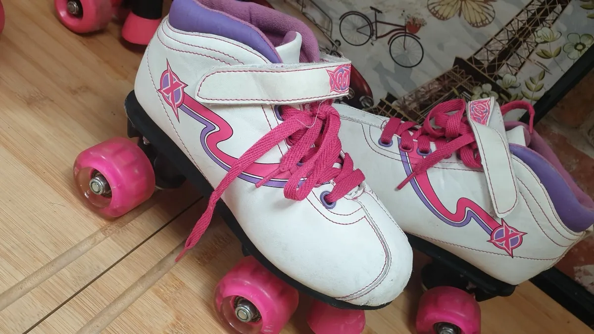 Size 2 light up wheels skates - Image 2