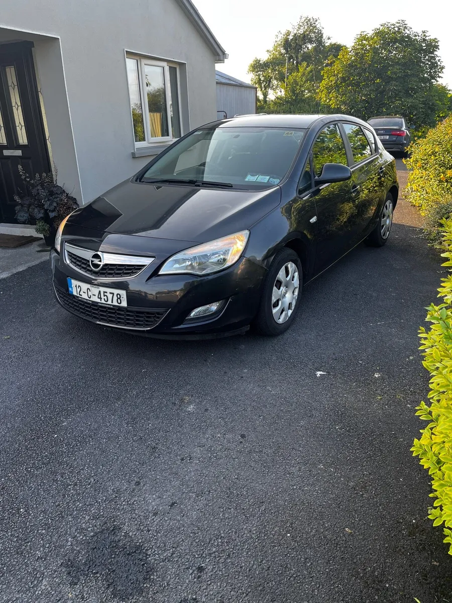 Opel Astra 2012 - Image 2
