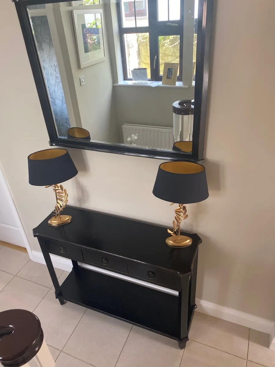 Laura Ashley table,  hall mirror and two lamps - Image 4