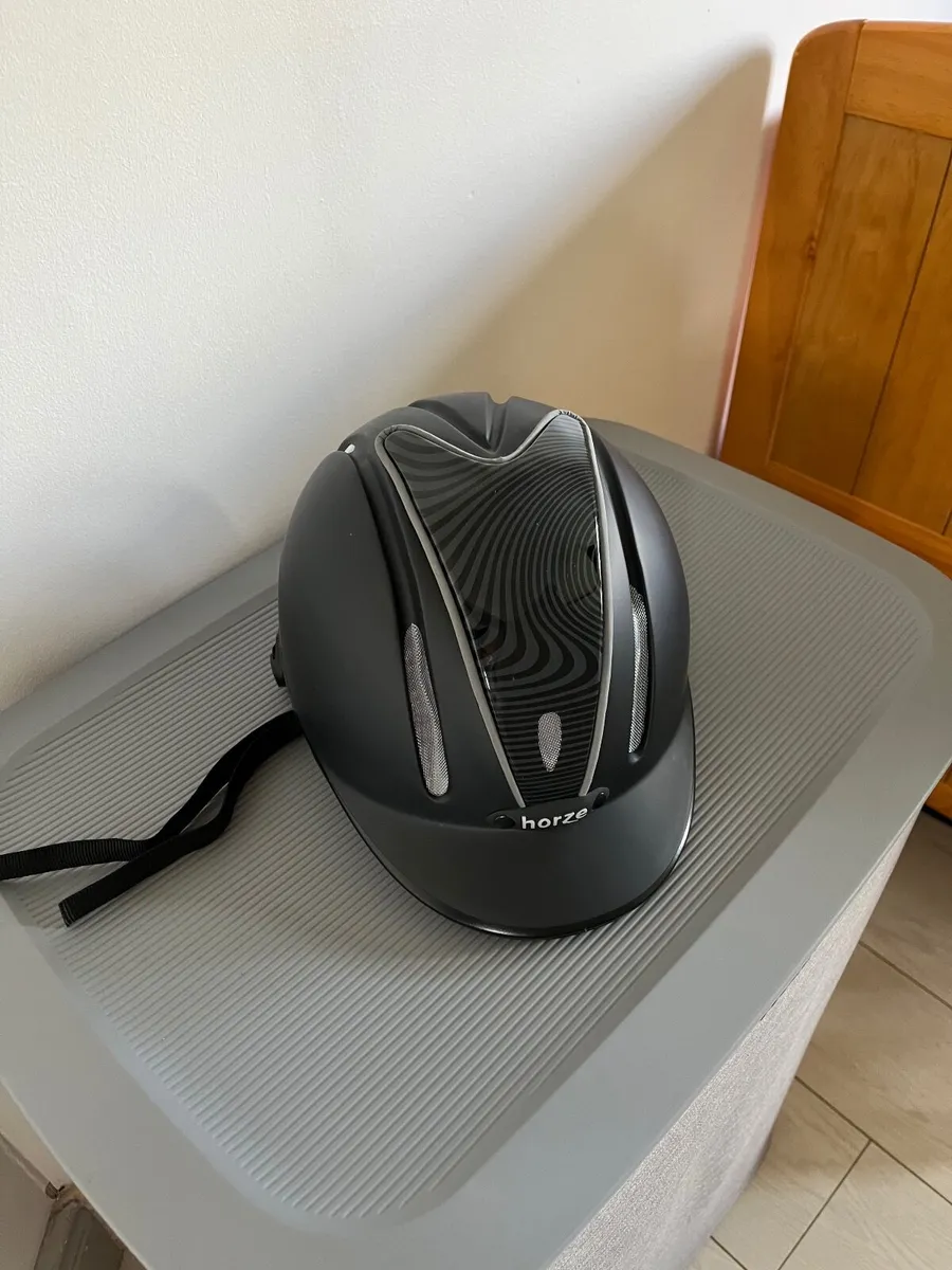 Horse riding helmet (junior) - Image 1