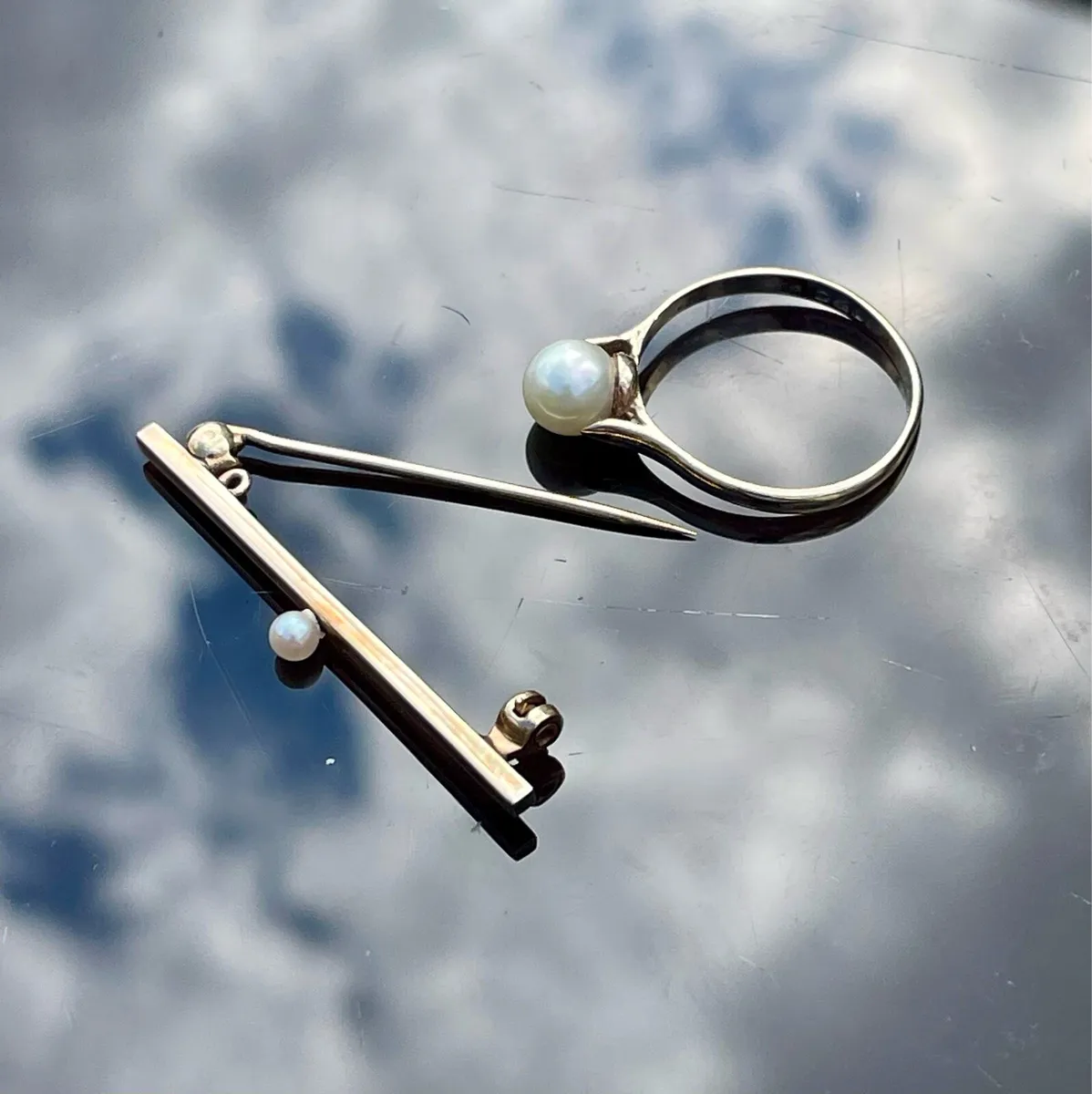 9ct Gold Pearl ring and brooch - Image 1