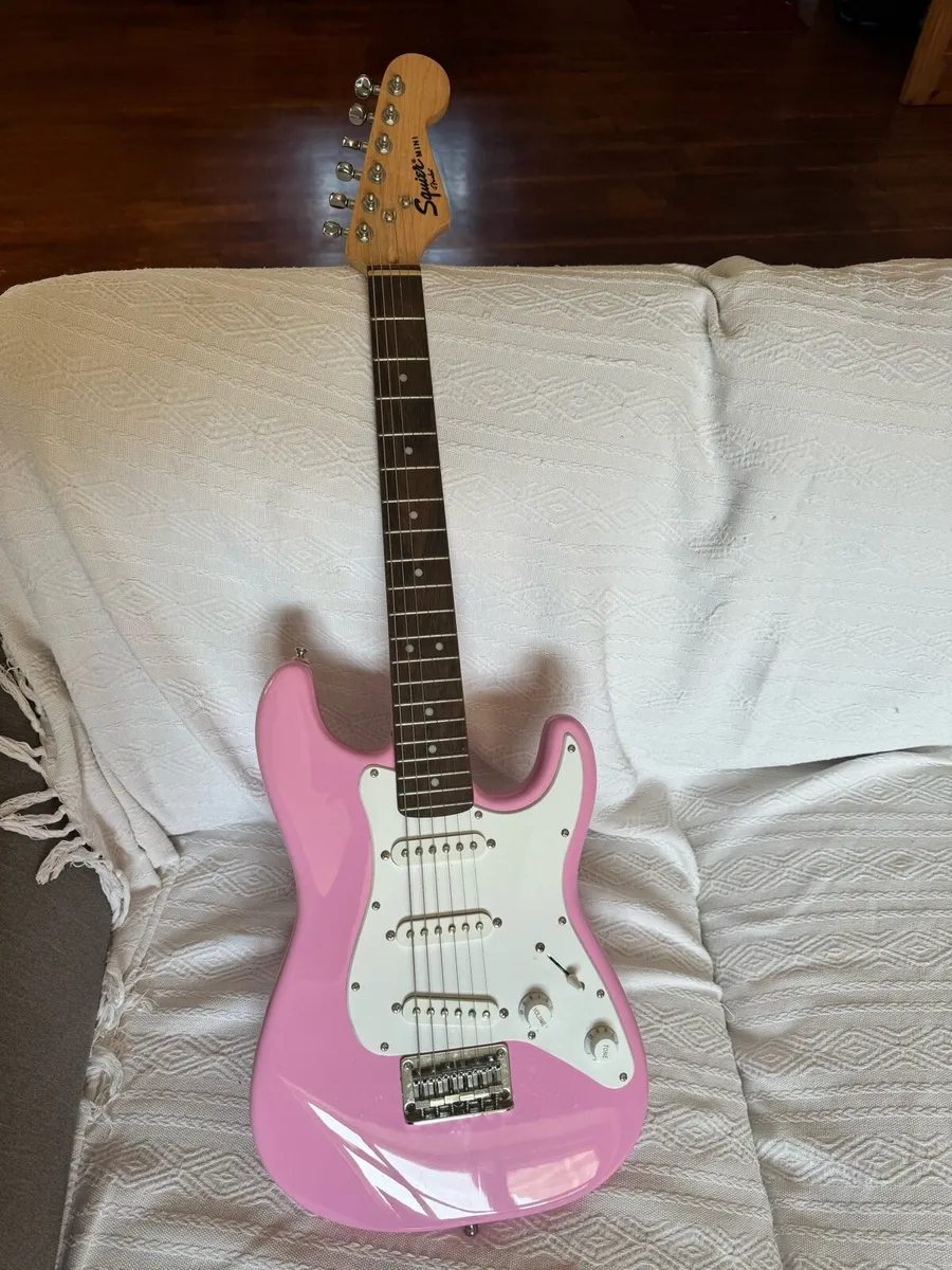 Fender squier mini Stratocaster guitar pink - Image 1