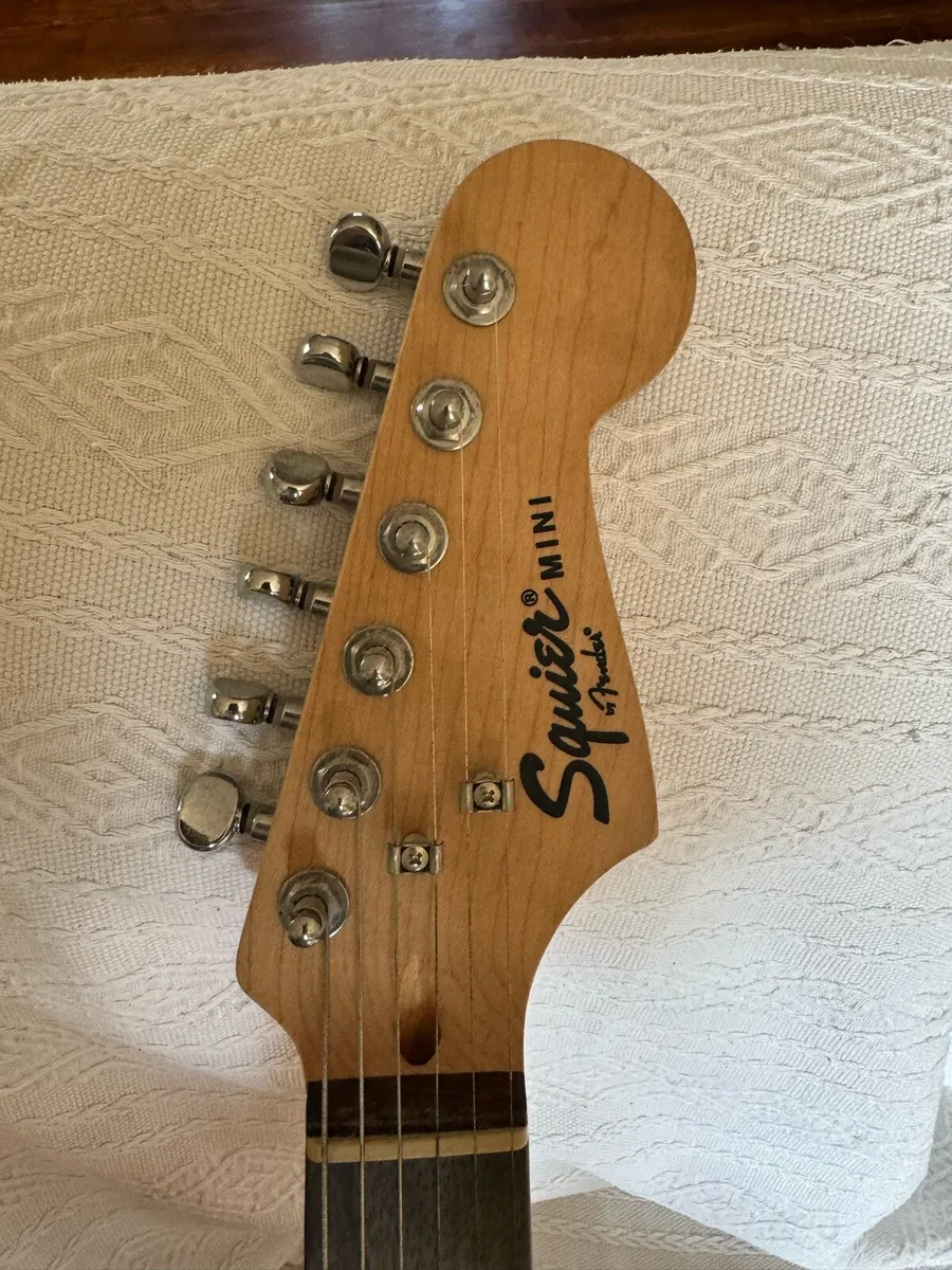 Fender squier mini Stratocaster guitar pink - Image 3