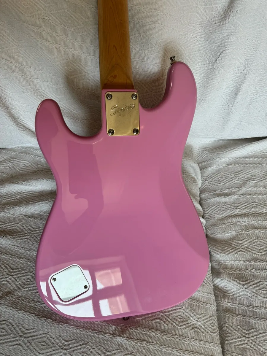 Fender squier mini Stratocaster guitar pink - Image 4