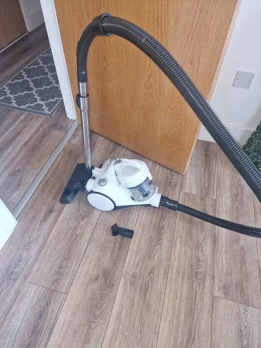 Bagless vacuum BUSH - Image 1