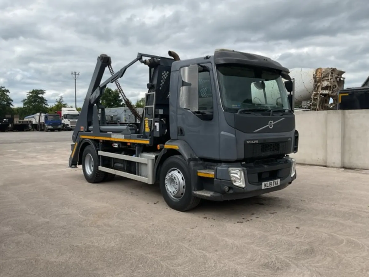 2019 Volvo FL250 4x2 Skiploader - Image 1