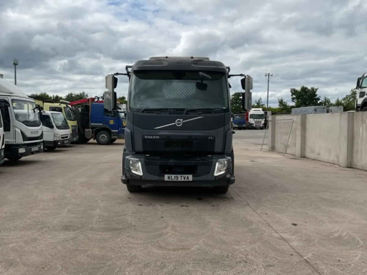 2019 Volvo FL250 4x2 Skiploader - Image 2
