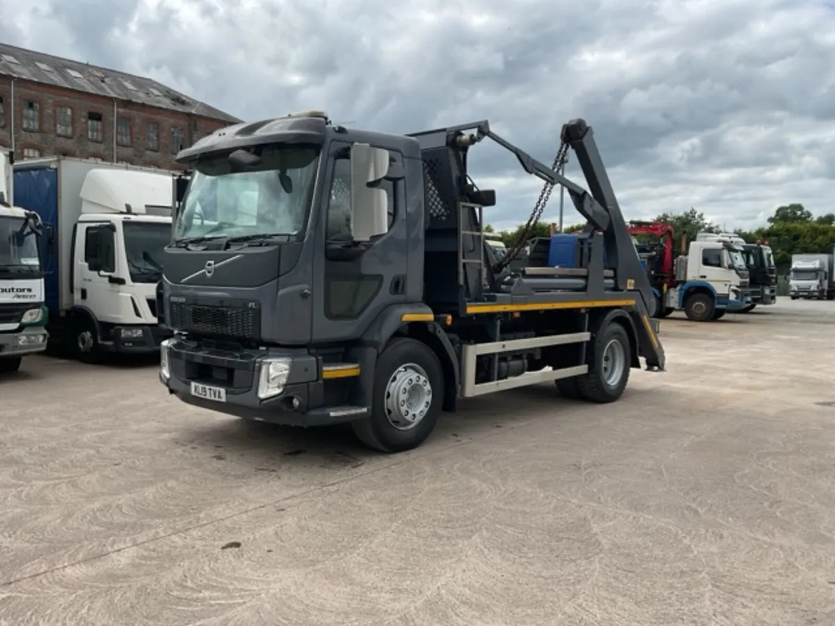 2019 Volvo FL250 4x2 Skiploader - Image 3