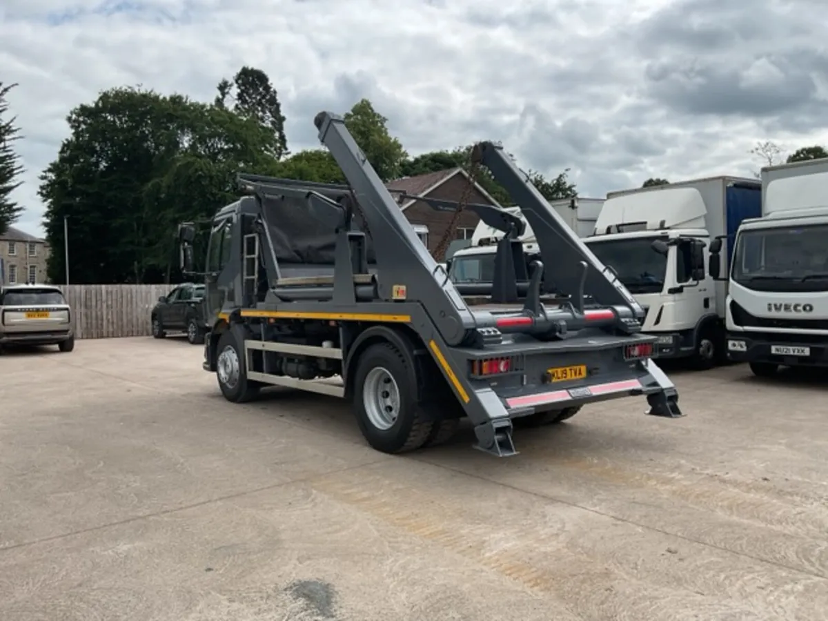 2019 Volvo FL250 4x2 Skiploader - Image 4