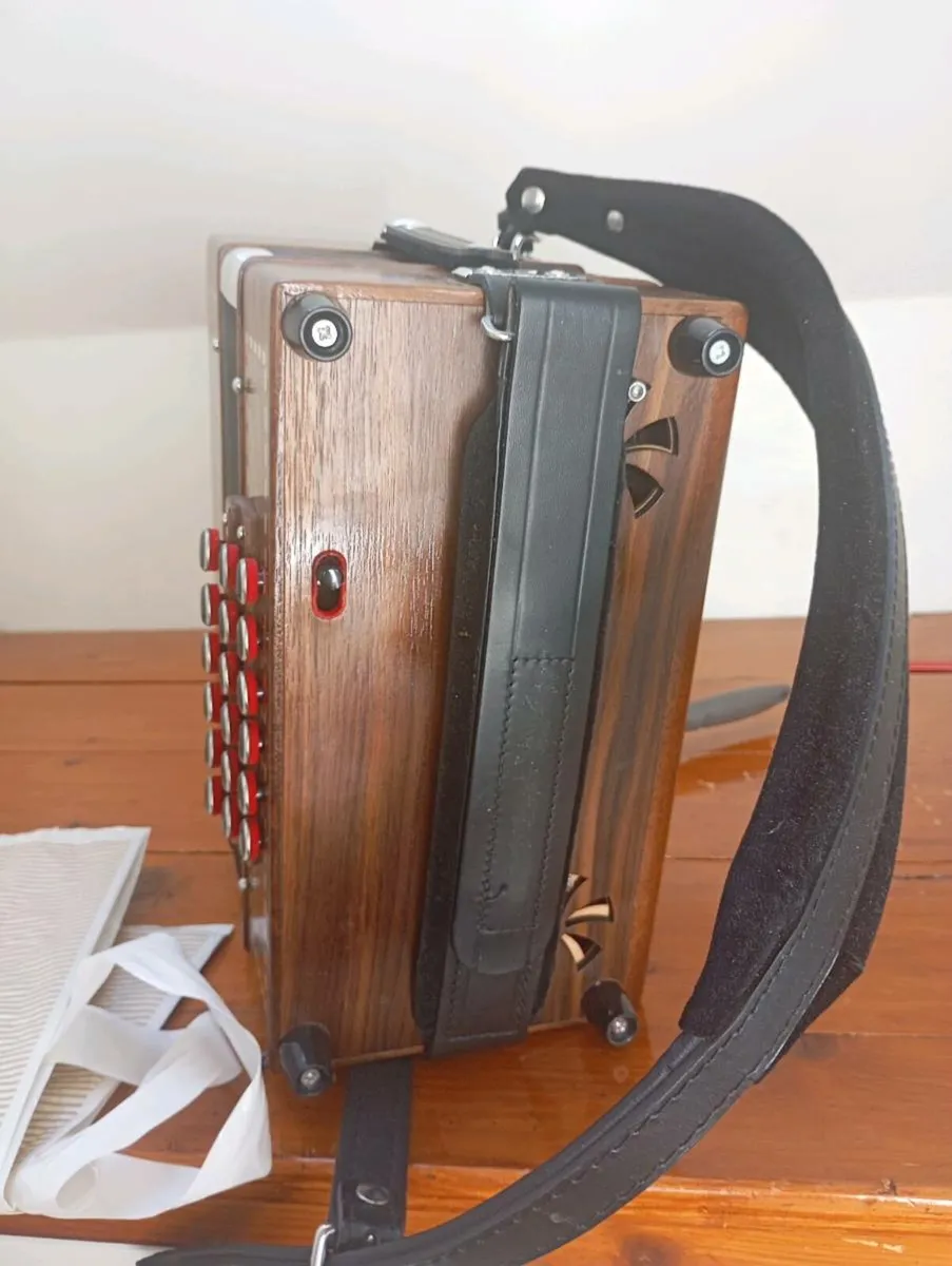 G/G# 18 Bass Accordion - Image 3