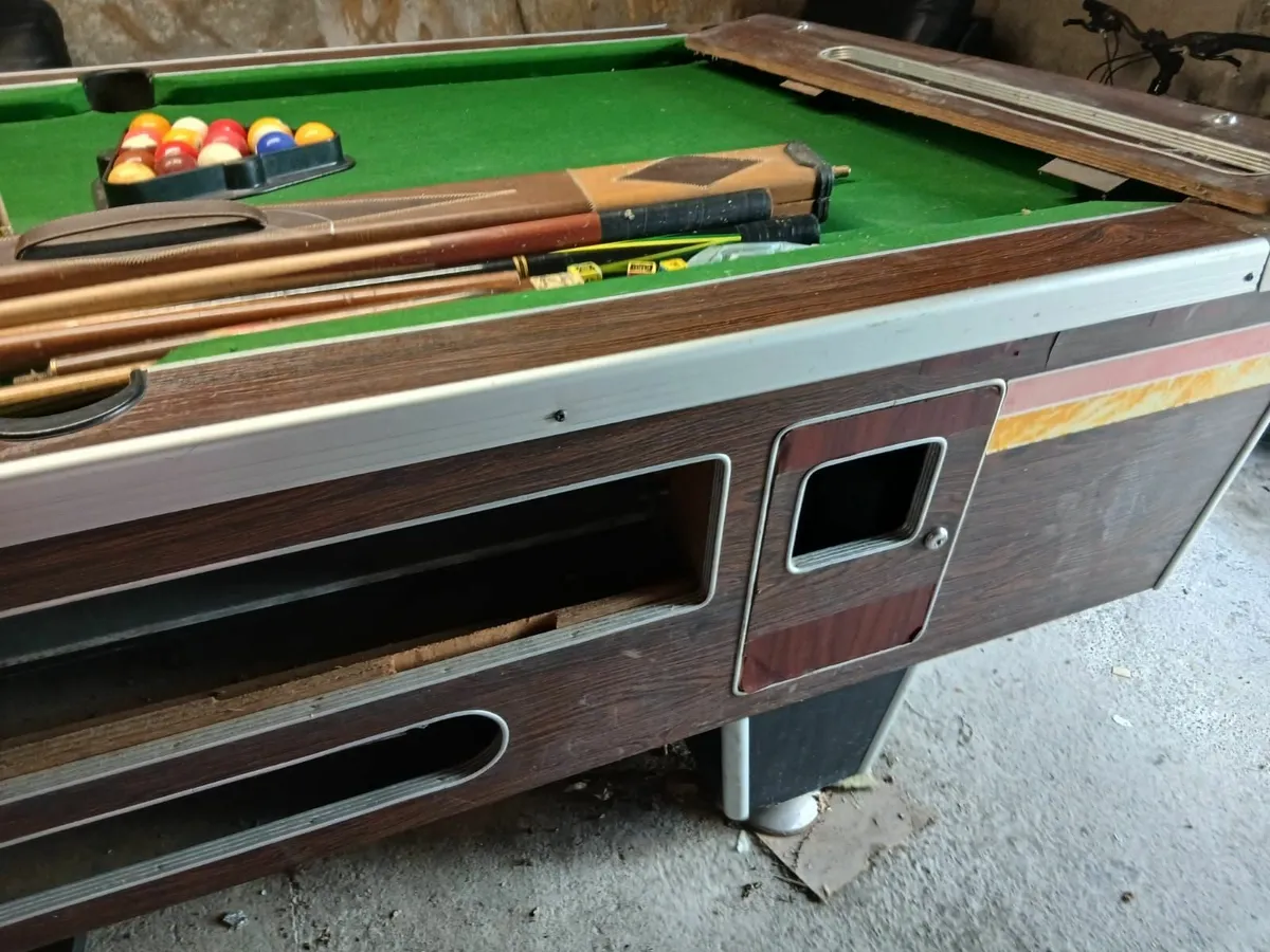 Pool table - Image 1