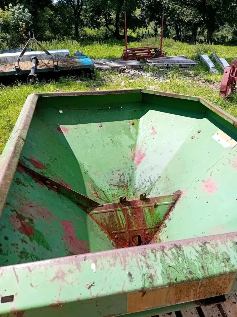Amazone fertiliser spreader - Image 4
