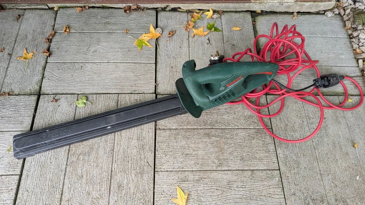Bosch 450W electric hedge trimmer - Image 3