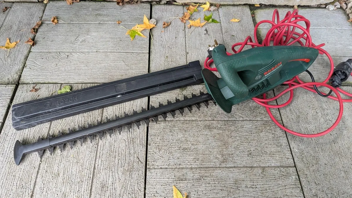 Bosch 450W electric hedge trimmer - Image 1