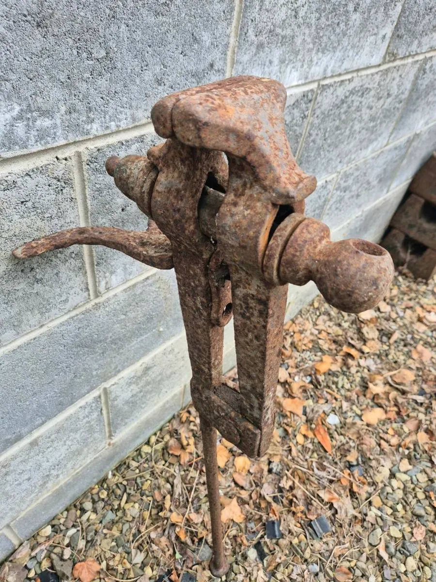 forged blacksmiths leg vice - Image 1