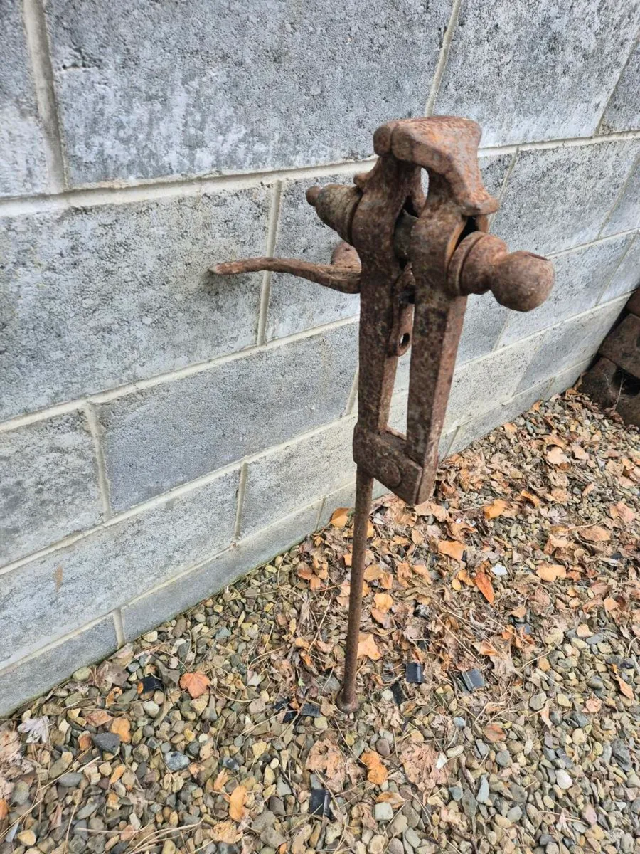 forged blacksmiths leg vice - Image 2