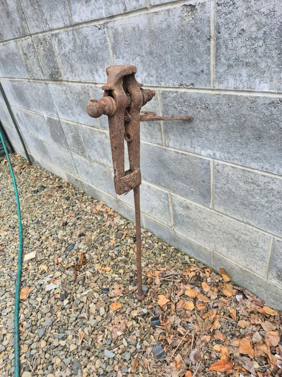 forged blacksmiths leg vice - Image 3