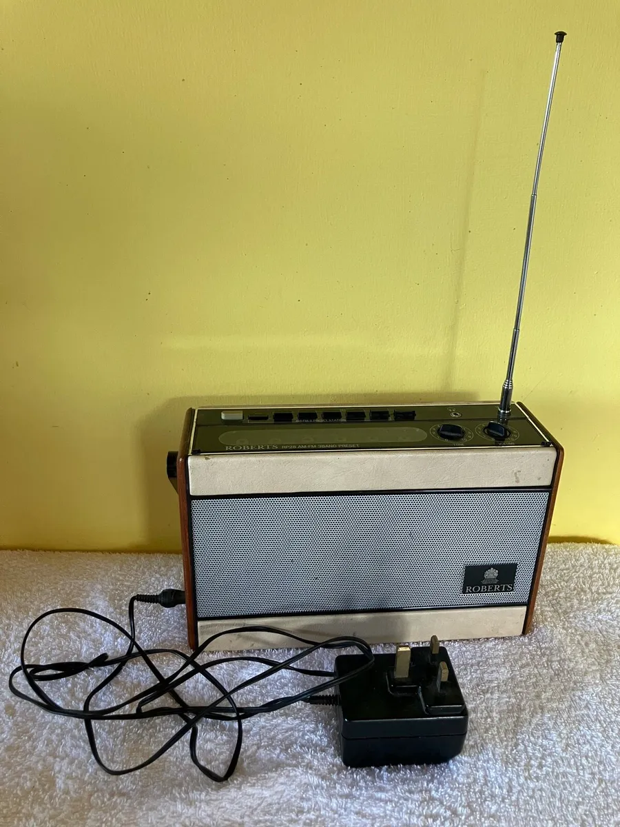 Robert Roberts RP28 AM-FM radio - Image 1