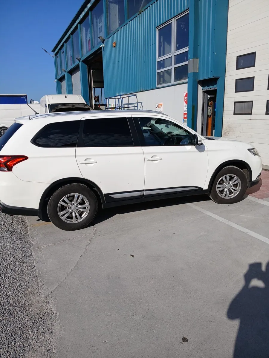 Mitsubishi Outlander - Image 1
