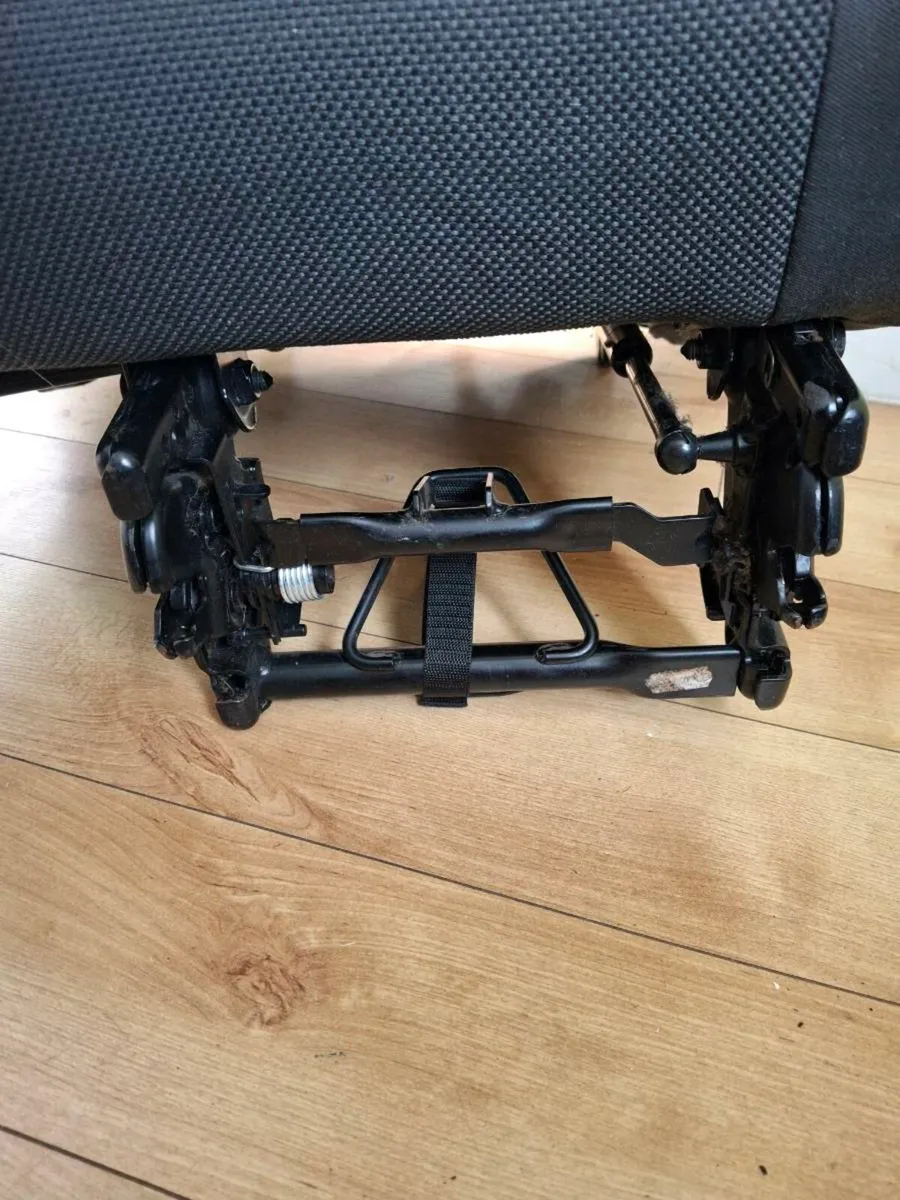 Seats VW Caddy Maxi second row - Image 4