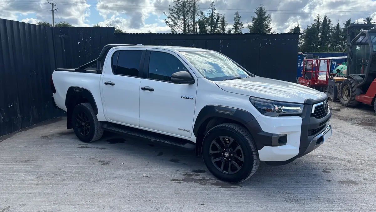 2022 Toyota Hilux Invincible X - Image 4